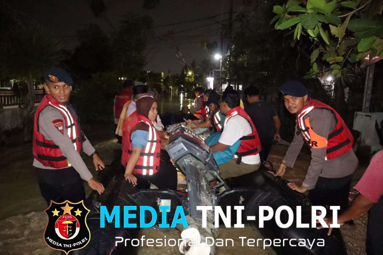 Polres Metro Bekasi Terjunkan Personel Evakuasi Warga Sukatani Terdampak Banjir Akibat Jebolnya Bendungan CBL
