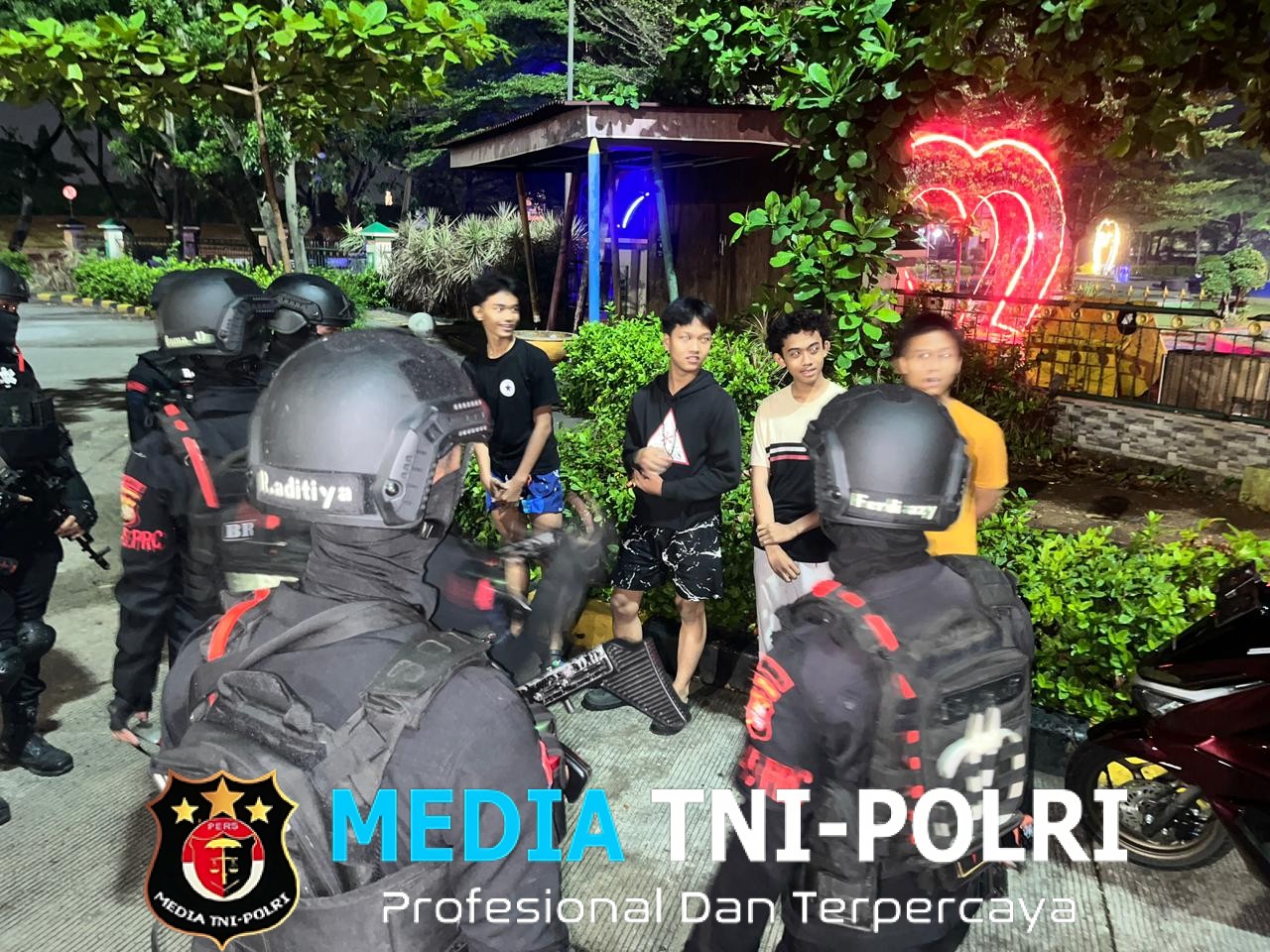 Brimob Batalyon D Pelopor Gelar Patroli Malam Antisipasi Tawuran dan Balap Liar di Kabupaten Bekasi