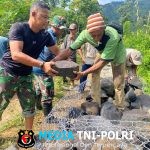 Satgas TMMD 126 Lebakharjo Kejar Pemasangan Kawat Bronjong di Tengah Tingginya Curah Hujan
