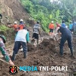 Gerak Cepat Babinsa Bersama Warga Bersihkan Material Longsor, Jalan Penghubung antar Dusun Kembali Terbuka