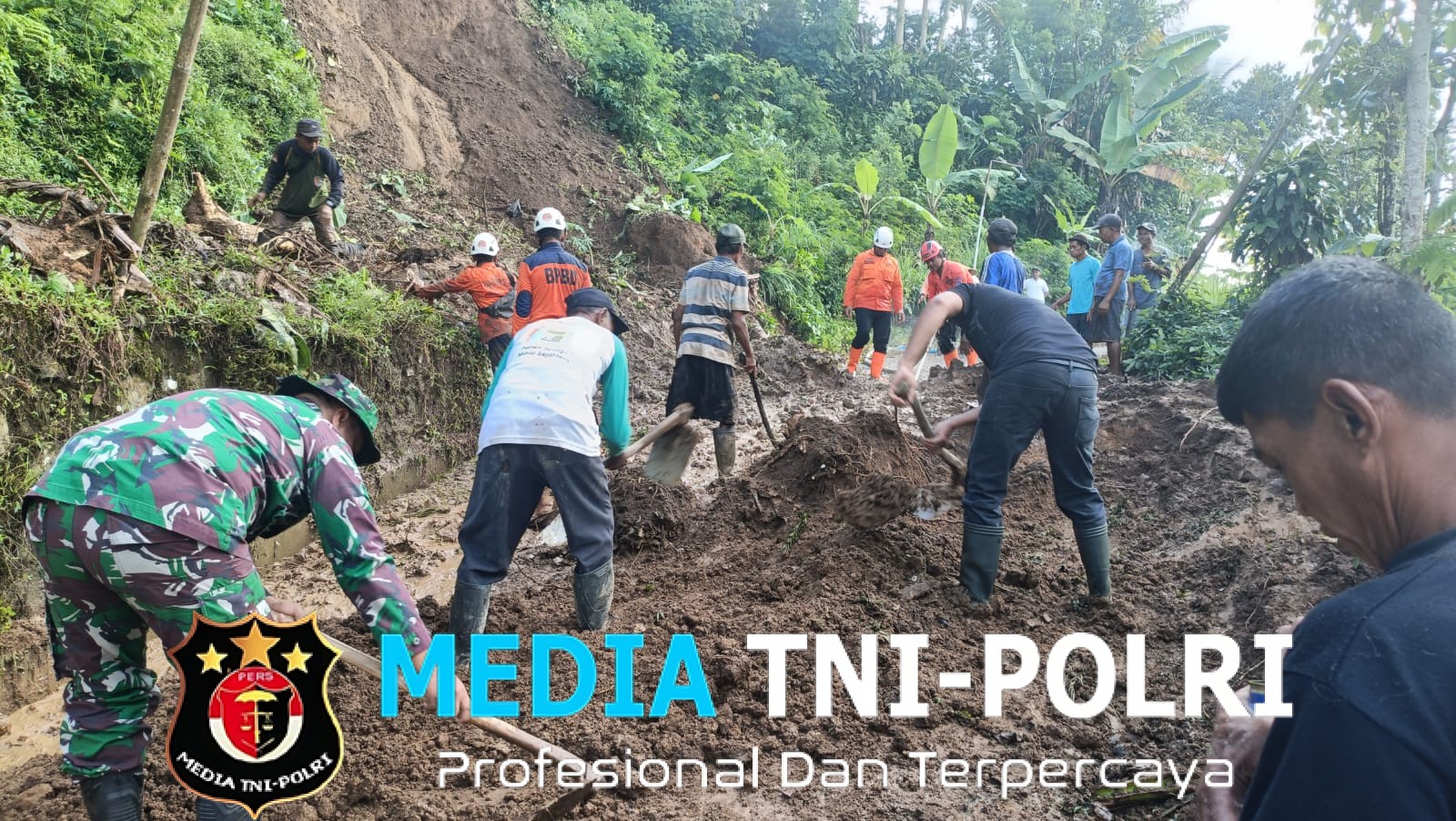 Gerak Cepat Babinsa Bersama Warga Bersihkan Material Longsor, Jalan Penghubung antar Dusun Kembali Terbuka