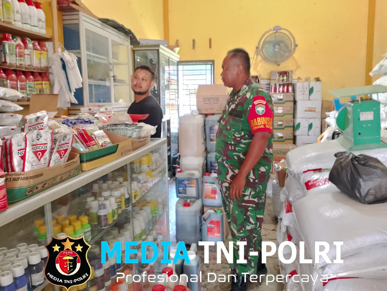 Babinsa Tinjau Ketersediaan Pupuk di Desa Batu XII