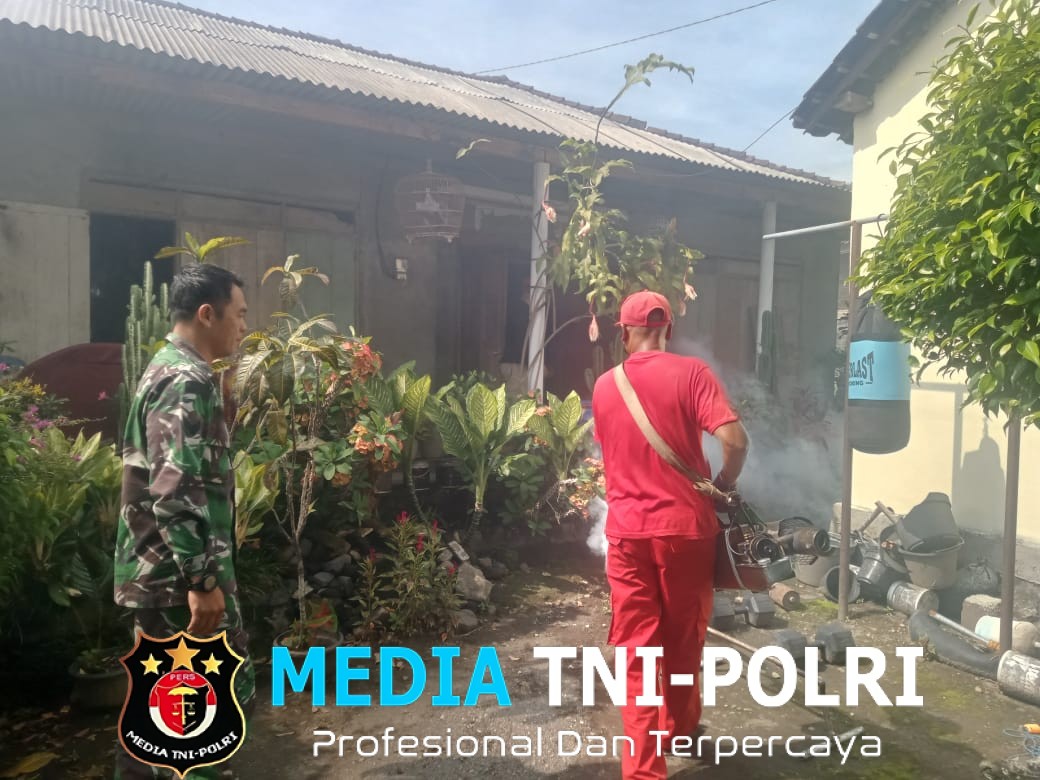Cegah DBD, Babinsa Dampingi Fogging di Cepogo Masyarakat Diajak Aktif Jaga Kebersihan”