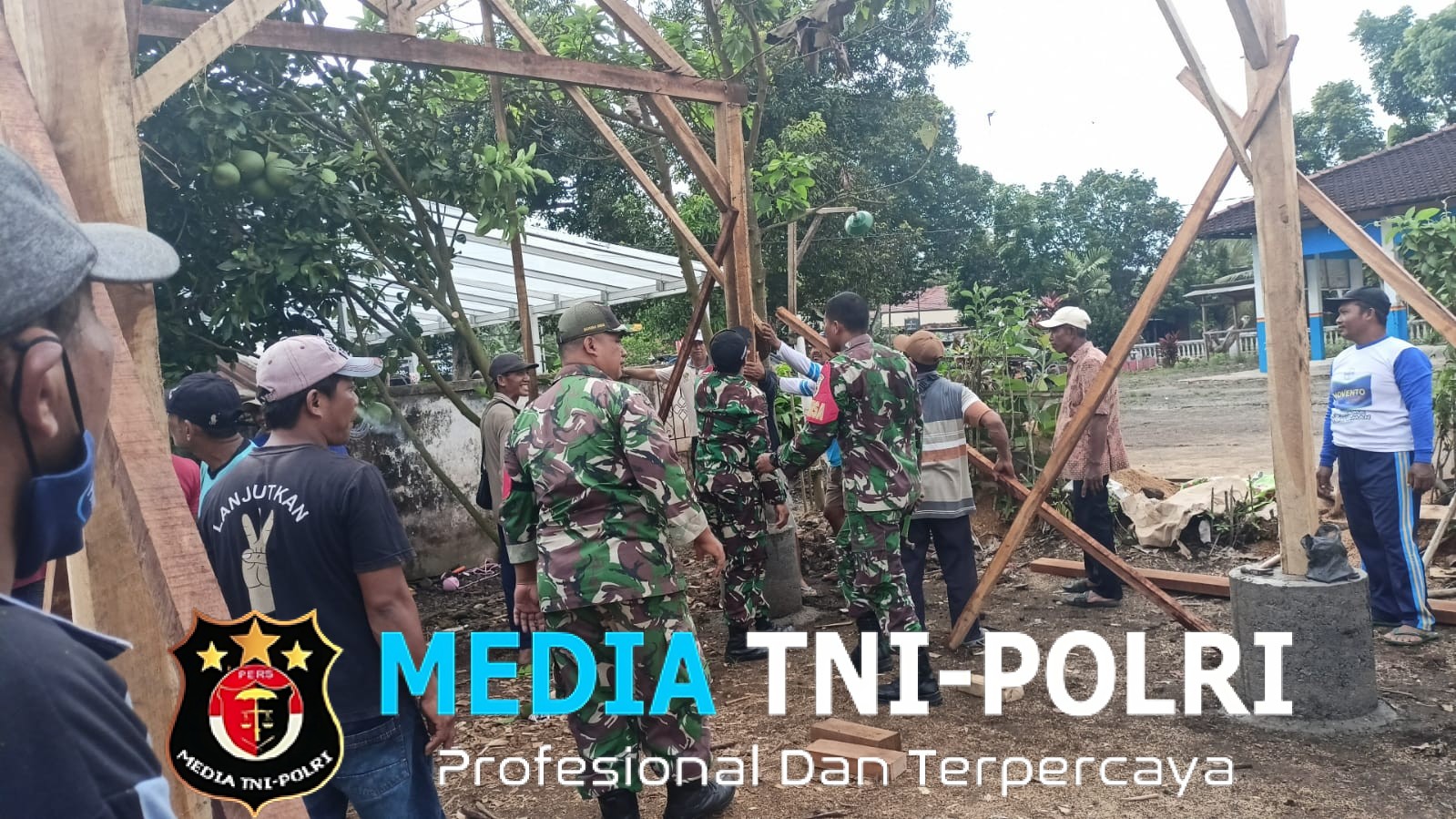 Gotong Royong Anggota Posramil 24 dan Warga Bangun Joglo Rembug Poktan di Desa Siliragung