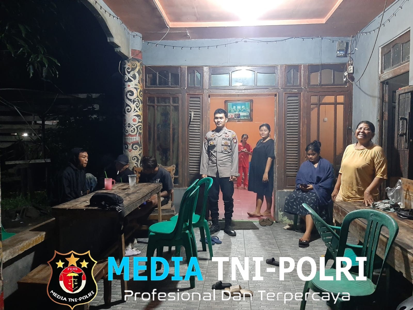 Ibu-Ibu Diimbau Tak Gunakan Perhiasan Mencolok, Polisi Sapa Warga Saat Patroli Malam di Mandor