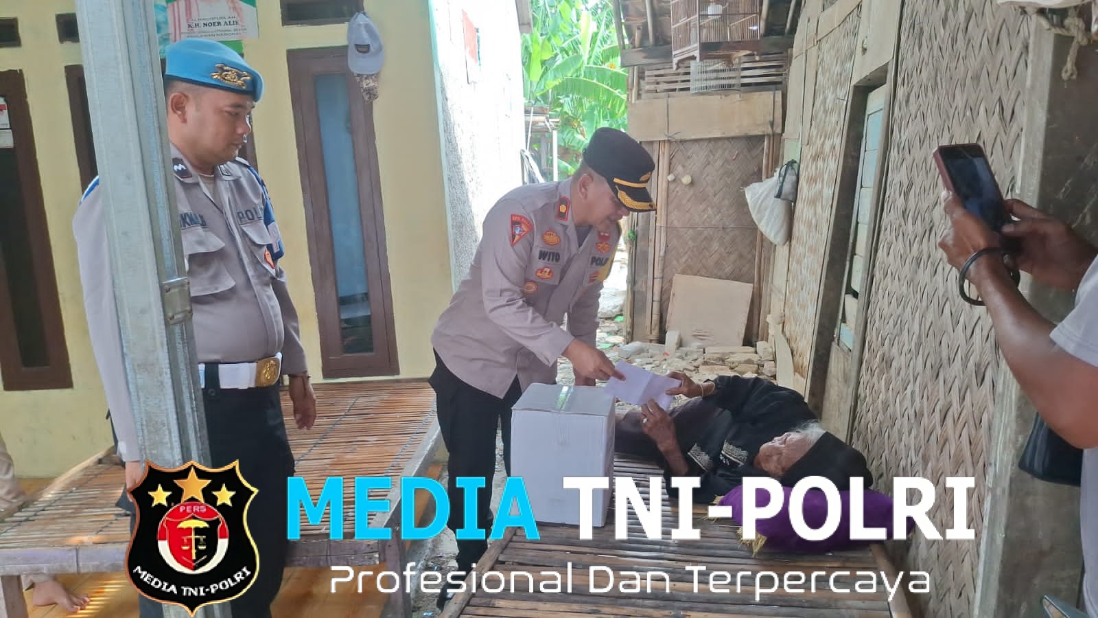 Polisi Hadir di Tengah Masyarakat  Kapolsek Babelan Bantu Nenek Nemi yang Hidup Sendiri