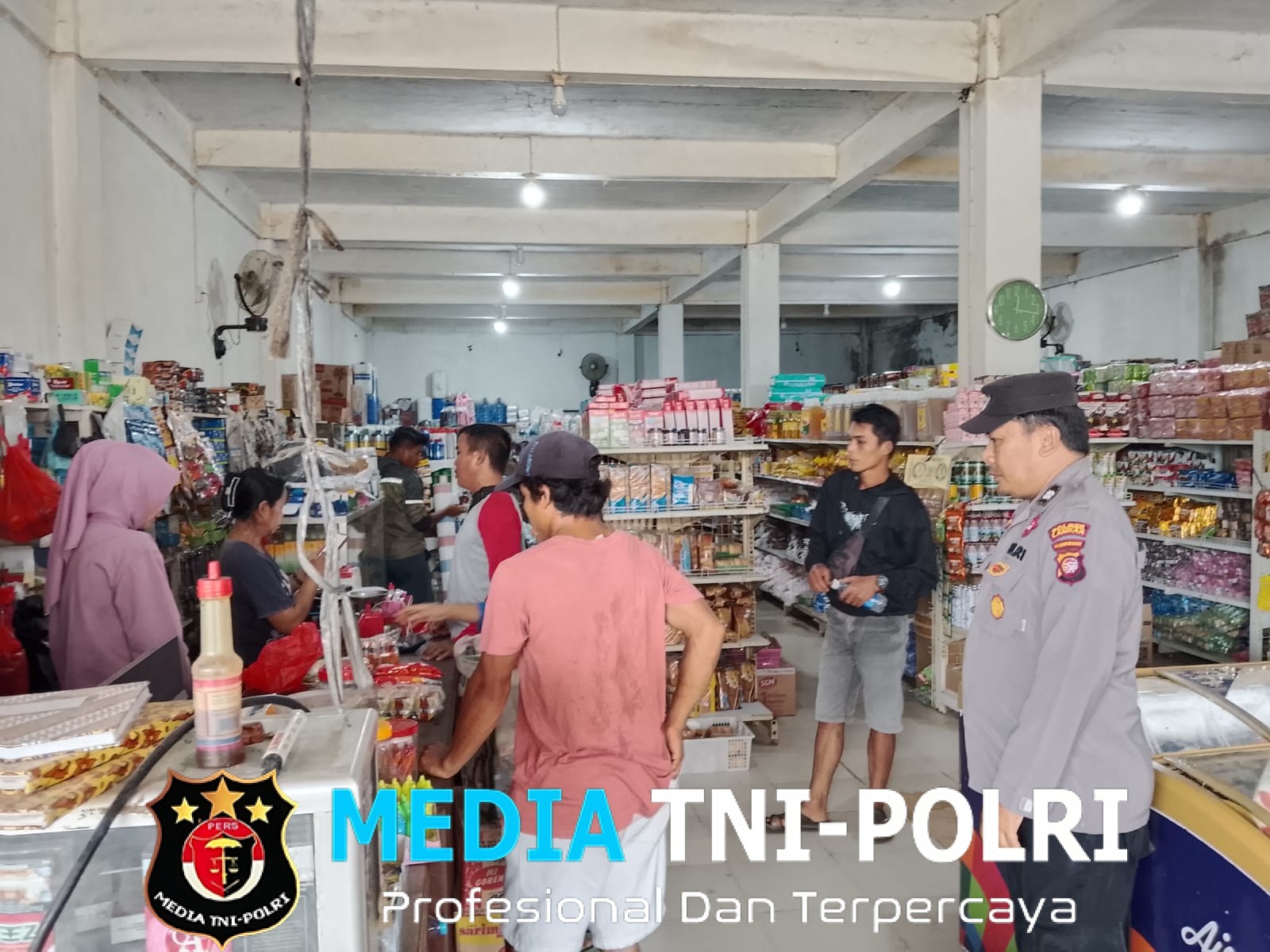 Berikan Rasa Aman, Polsek Kuala Behe Patroli Sambang di Toko Sembako Dan Beri Himbauan Kepada Warga