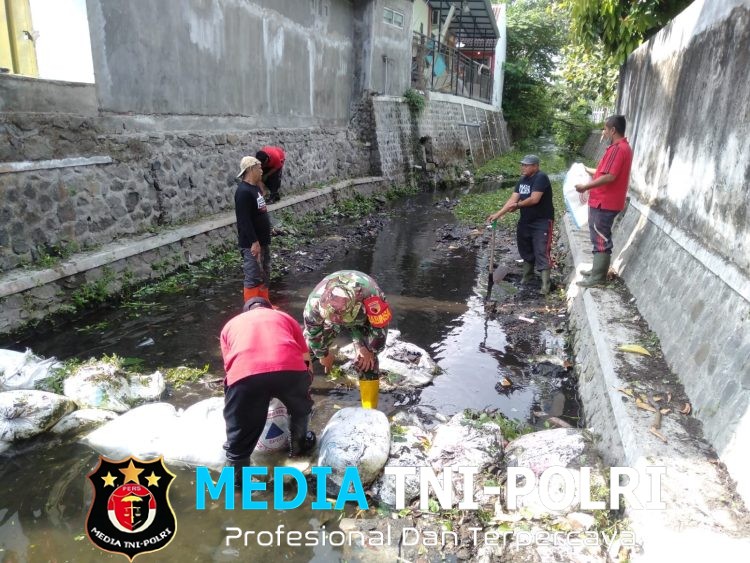 Babinsa Sukorejo Gotong Royong Bersama Warga Buat Tanggul Penahan Abrasi Di Sungai Kepanjenkidul