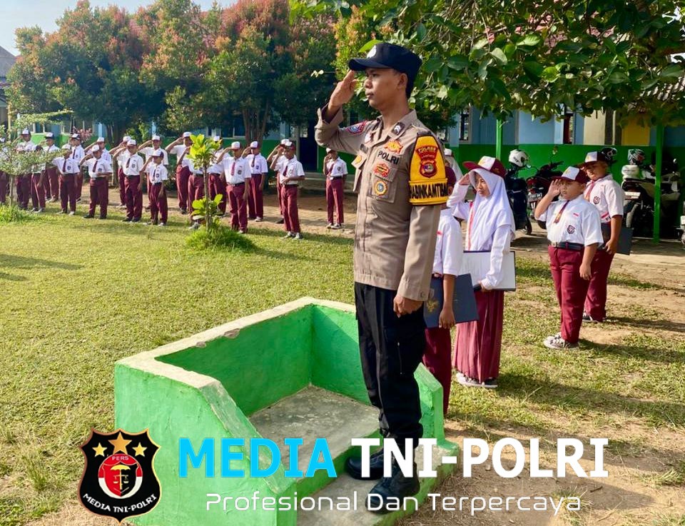 Bhabinkamtibmas Polsek Trimurjo Bina Generasi Muda Lewat Upacara Bendera di Sekolah