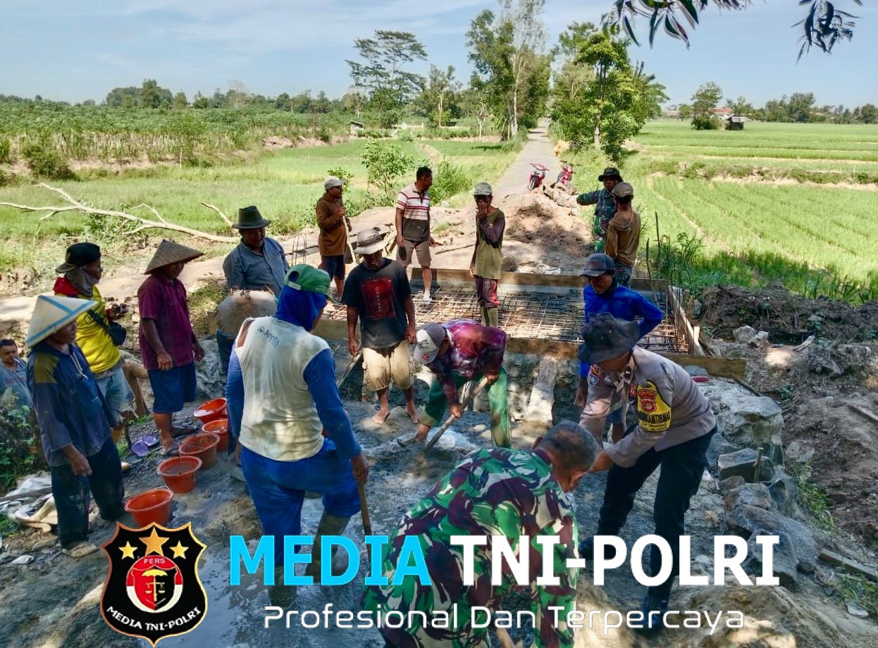 TNI–Polri dan Warga Bersinergi Perbaiki Jembatan Penghubung Antar Desa di Lampung Tengah