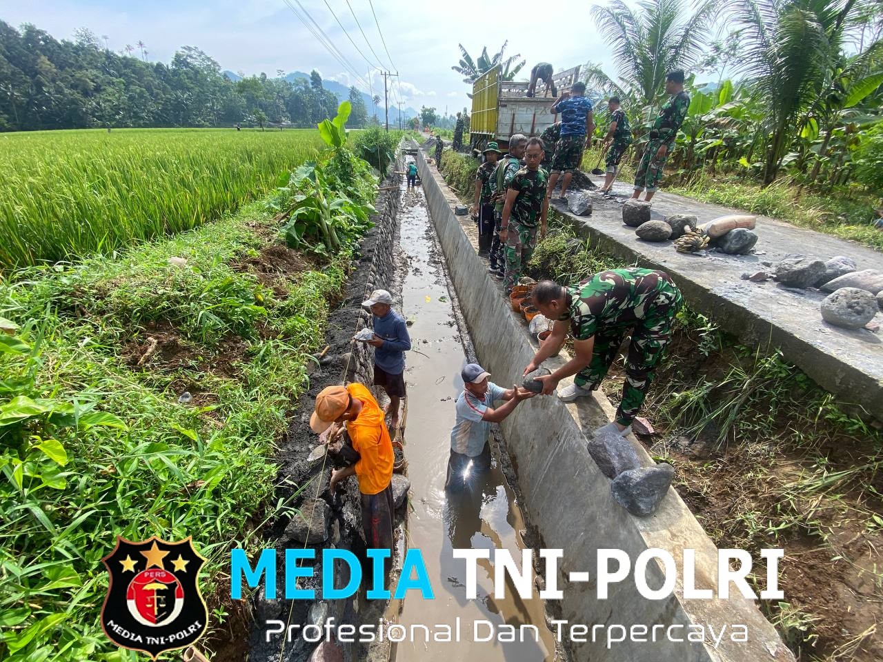 Satgas TMMD 126 Lebakharjo Bersama Warga Bahu Membahu Kejar Target Pembuatan Irigasi