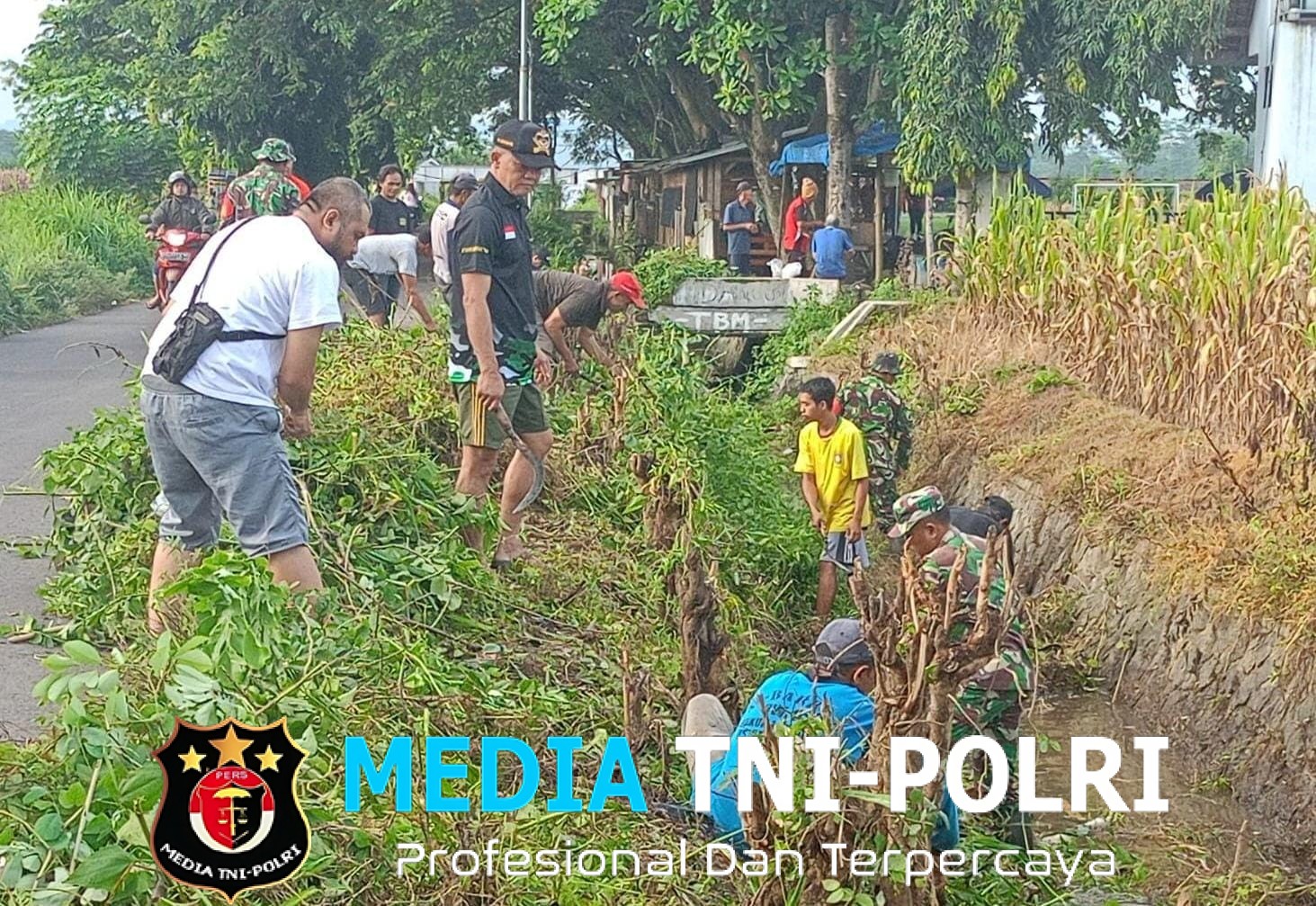 Aksi Nyata, Anggota Koramil 0808/04 Sanankulon Dan Warga Sigap Bersihkan Saluran Irigasi