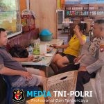 Polisi Sapa Warga Saat Santai di Warung, Jalin Keakraban Lewat Obrolan Hangat