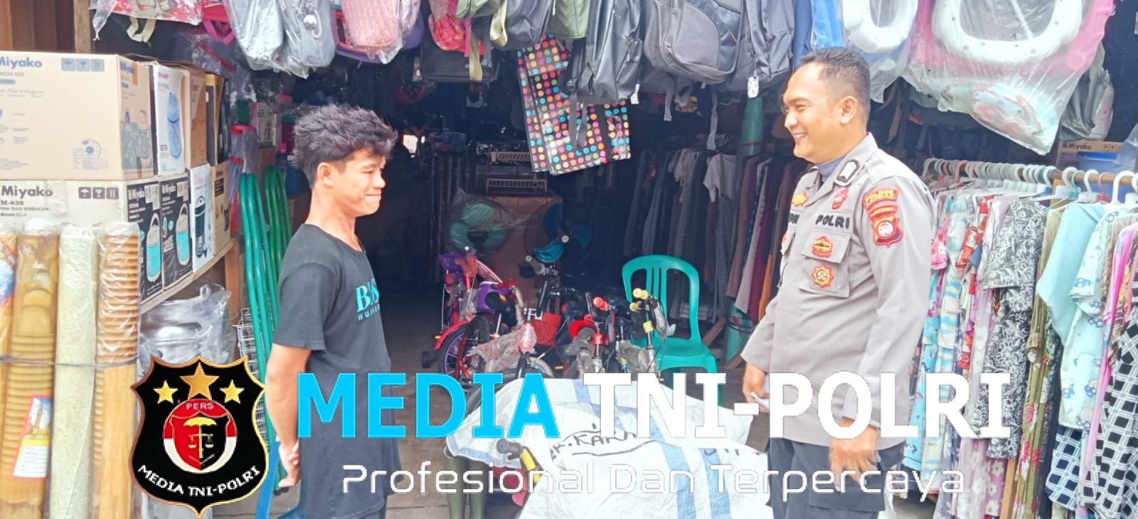 Melalui Patroli Dialogis Disiang Hari Bripka Anggi Sampaikan Pesan Kamtibmas