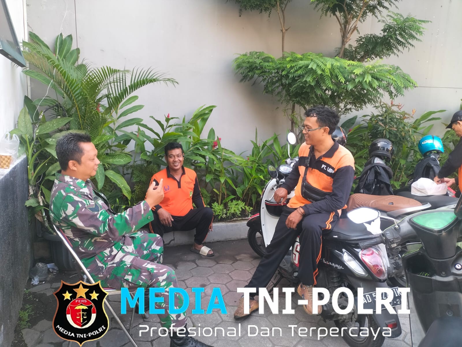 Duduk Bersama & Ngobrol Santai, Ini Cara Babinsa Kemlayan Dekat Dengan Petugas Kebersihan