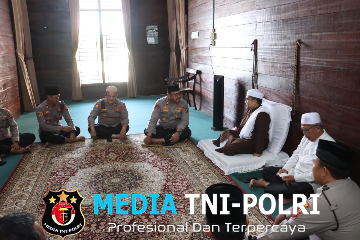 Jalin Silahtuhrahmi Dalam Rangka Pelaksanaan Peringatan Haul – 102, Kapolres Langkat Kunjungi Tuan Guru Babussalam