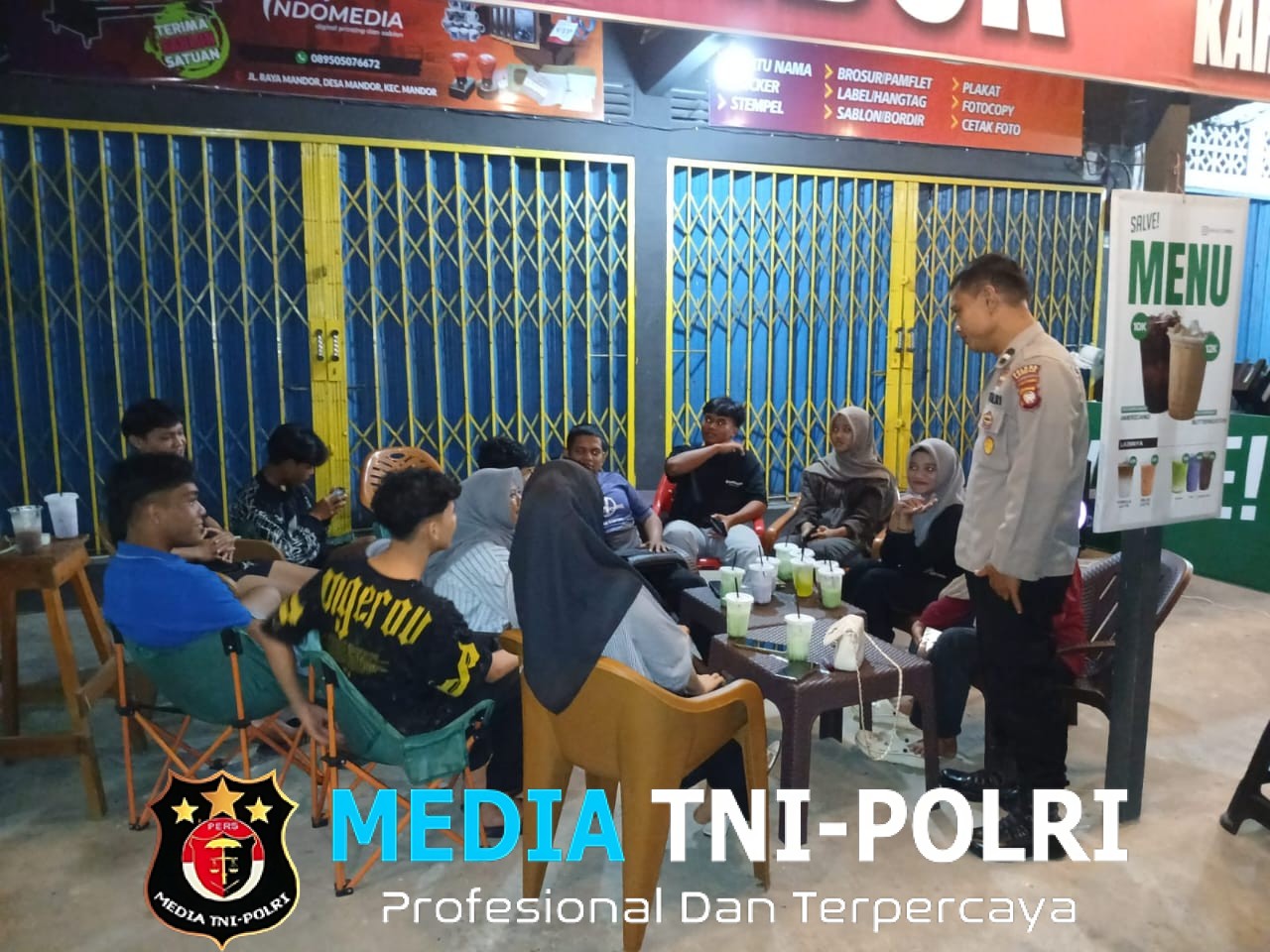 Polisi Sapa Remaja Saat Patroli Malam, Ajak Bersama Perangi Narkoba