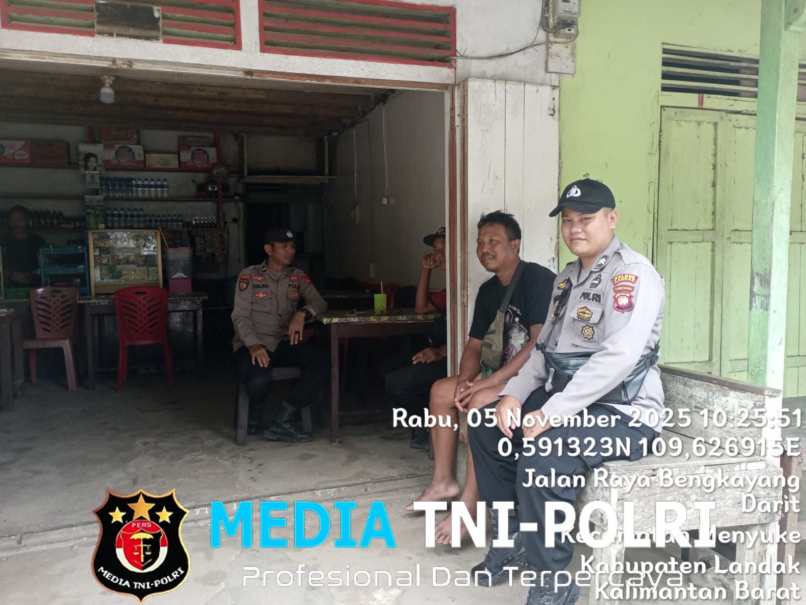 Patroli Siang Polsek Menyuke Memerikan Imbauan Kamtibmas Kepada Warga Yang Lagi Santai