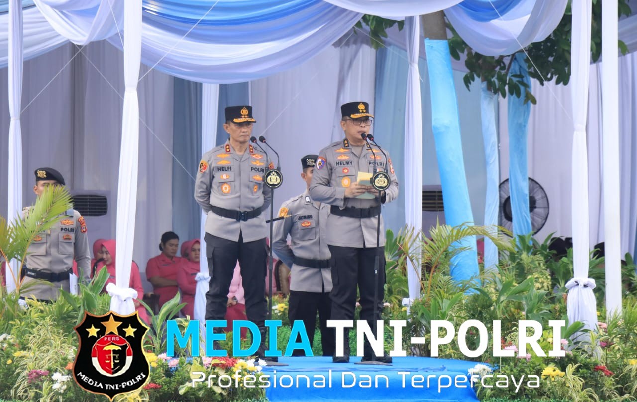 Diiringi Rintik Hujan, Irjen Helmy Santika Serahkan Pataka Polda Lampung “Wira Bhakti Ruwa Jurai”