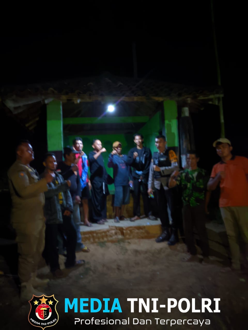 Bhabinkamtibmas Polsek Simpang Pematang Aktif Gelar Pengecekan Pos Kamling dan Ronda Malam Bersama Warga