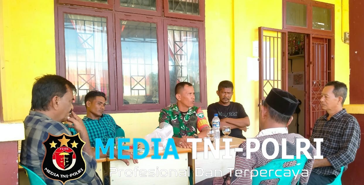 Babinsa Jalin Silaturahmi dengan Pihak Sekolah dan Tokoh Masyarakat di SMK Negeri 1 Lapang