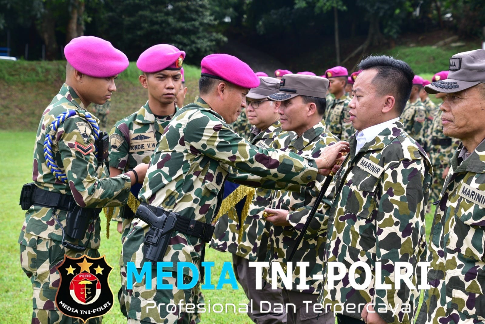 Danpasmar 1 Sematkan Brevet Kehormatan Kaveleri Kepada Pejabat Kejagung RI dan Kemendag RI