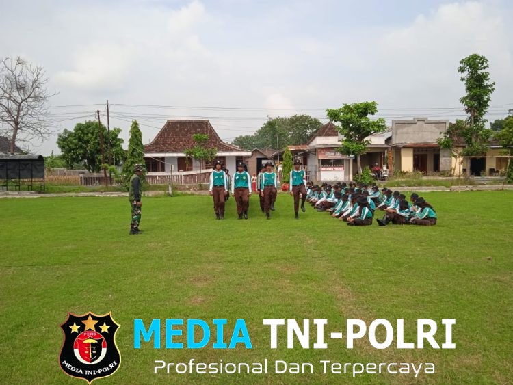 Koramil Miri Ajarkan Tata Upacara Sekolah di SMKN