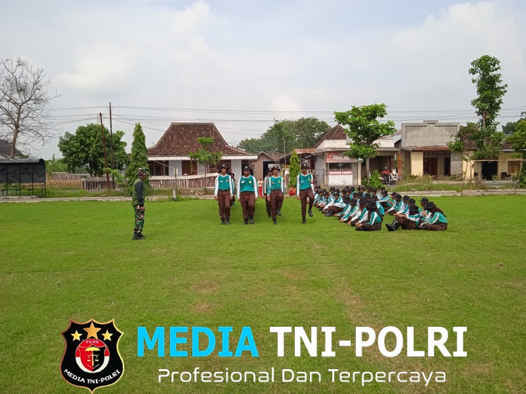 Koramil Miri Ajarkan Tata Upacara Sekolah di SMKN