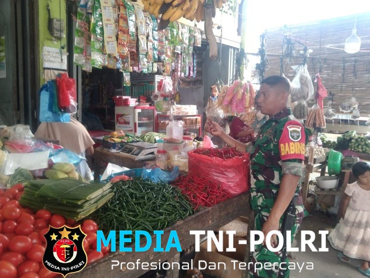 Babinsa Laksanakan Monitoring Harga Bahan Pokok di Pasar Tradisional
