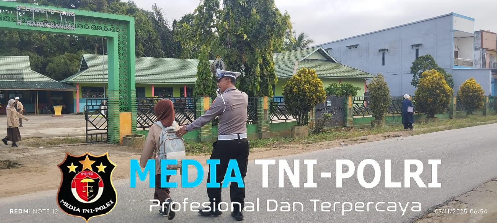 Bentuk Pelayanan Kepada Masyarakat dan Anak Sekolah Bripka Albasit Melaksanakan Pengaturan Arus Lalu Lintas