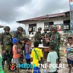 Extra fooding Satgas Yonif 521/DY Bagikan makanan Tambahan Bergizi Kepada Masyarakat di Distrik Apalapsili