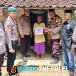 Naik Motor Dinas, Polsek Seputih Banyak Salurkan Bantuan Sembako Hingga ke Pintu Rumah Warga