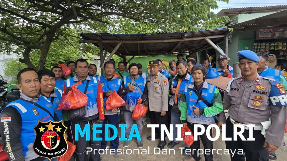 Jumat Berkah Polsek Cikarang Timur Salurkan Bantuan Sembako untuk Pengemudi Ojek Online