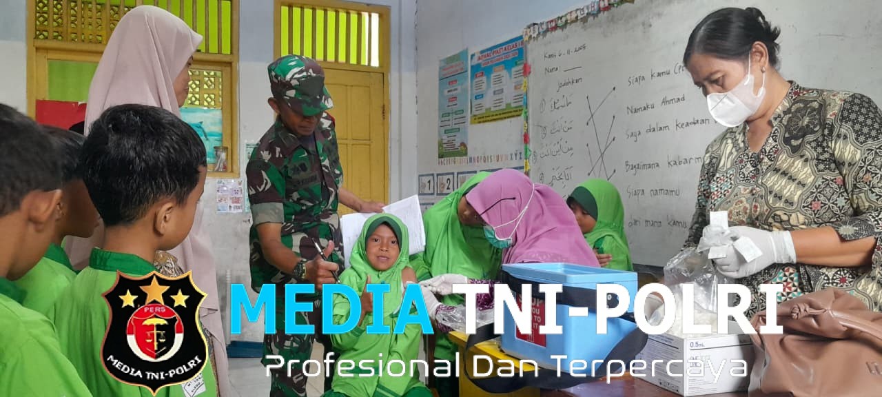 TNI Dukung Kesehatan Anak, Babinsa Klego Dampingi Imunisasi di Sekolah Dasar