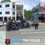 Polsubsektor Jelimpo dan Polsek Ngabang Menerjunkan Personilnya Untuk Pengamanan Ibadah Sholat Jumat di Dua Masjid Berbeda