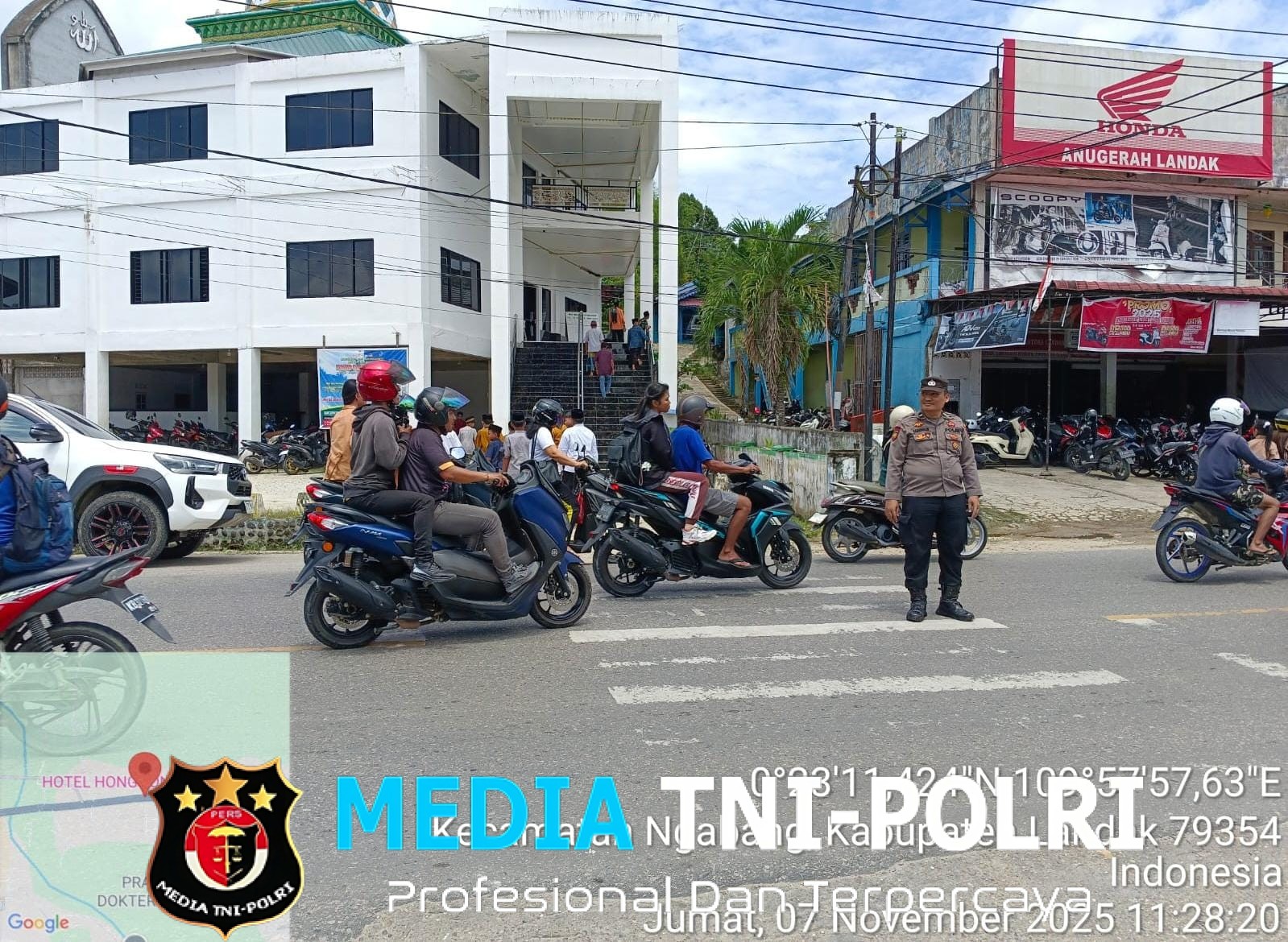 Polsubsektor Jelimpo dan Polsek Ngabang Menerjunkan Personilnya Untuk Pengamanan Ibadah Sholat Jumat di Dua Masjid Berbeda