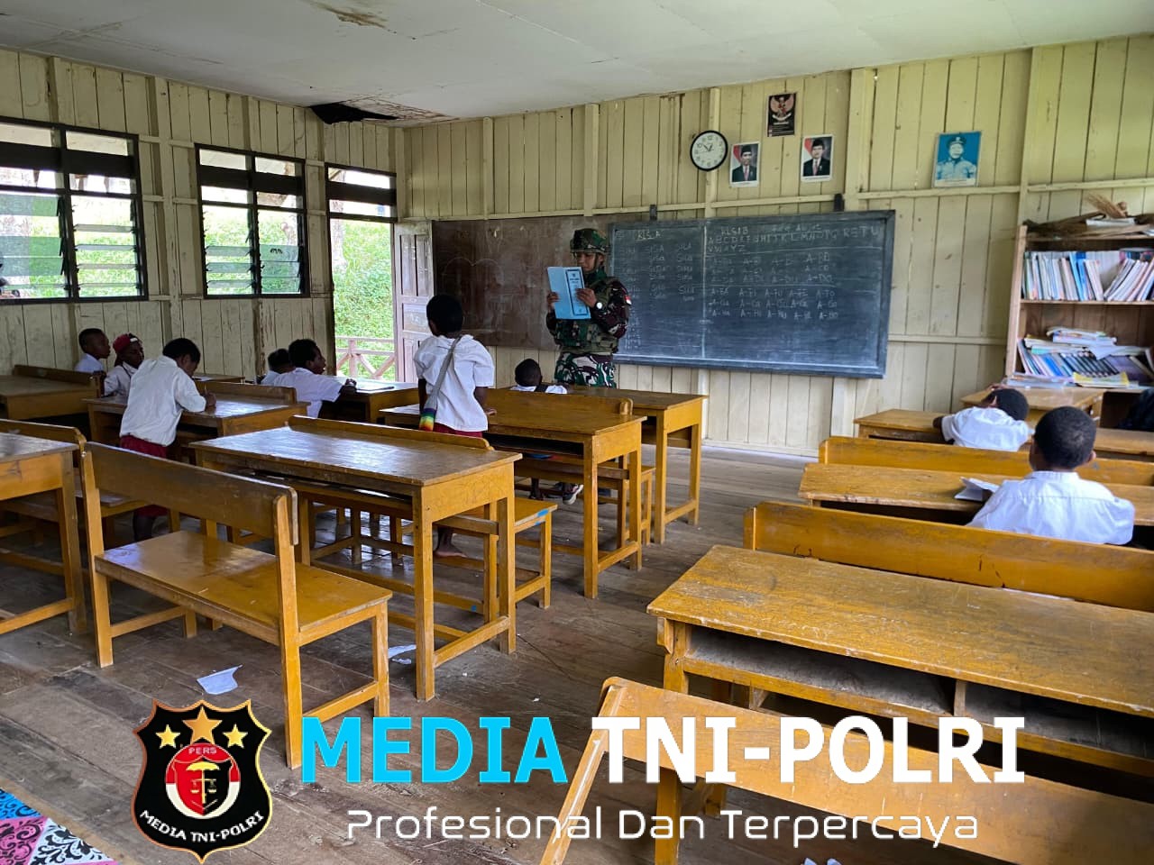 Anak Papua Cerdas Tunas Bangsa Satgas Yonif 521/DY Tanamkan Disiplin Sejak Dini di SD Inpres Eragayam Kampung Wurigelebur