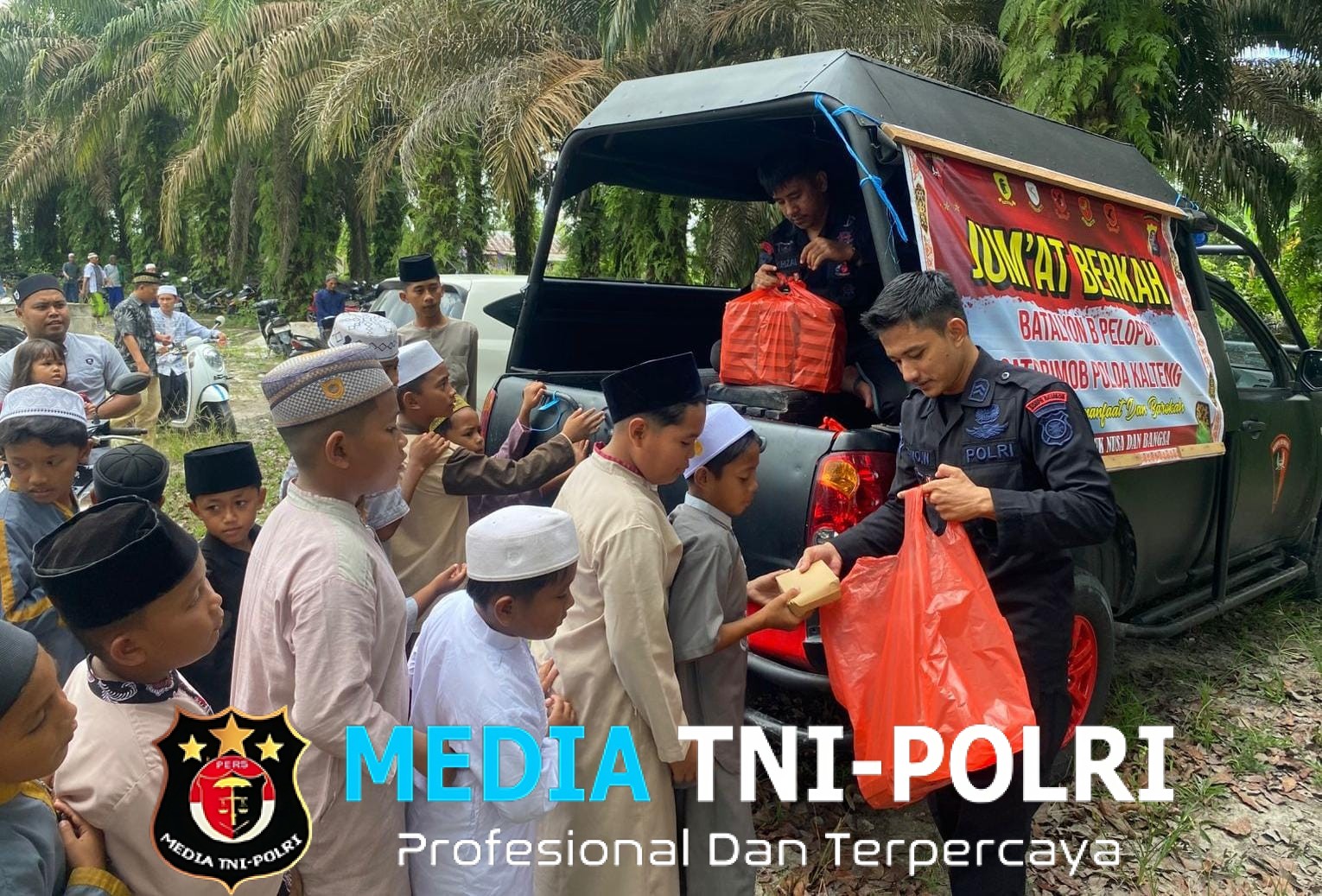 Brimob Kalteng Tebar Kebaikan Lewat Kegiatan Jumat Berkah di Sampit dan Pangkalan Bun