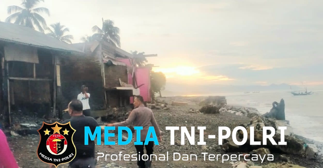 Polsek Kota Agung Identifikasi Kerusakan Rumah Pasca Terjangan Ombak