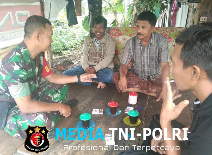 Babinsa Koramil 1015-03/MB Ketapang Komsos Dengan Warga Dan Pantau Wilayah Binaan
