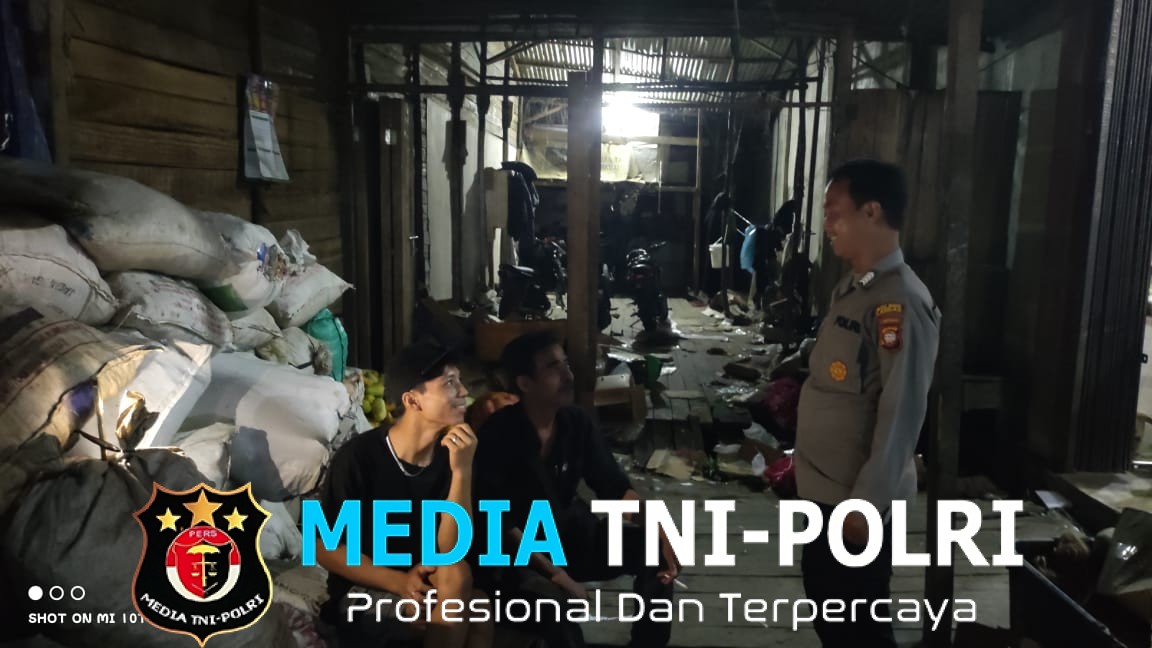 Sambangi Pedagang Pada Saat Patroli Malam, Polsek Menjalin Tingkatkan Keamanan Lingkungan