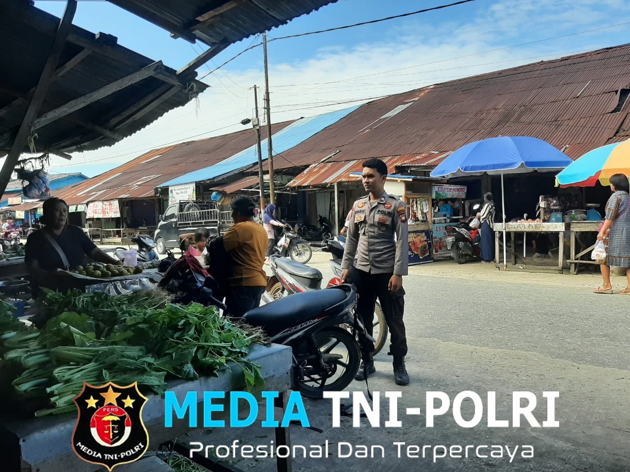 Patroli Sambil Menyapa, Polisi Mandor Dekatkan Diri dengan Pedagang