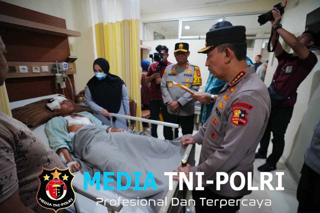 Kapolri Listyo Sigit Kunjungi Korban Ledakan SMAN 72 di RSI Cempaka Putih