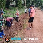 Tunjukkan Semangat Gotong Royong, Babinsa Koramil 1015-07/Parenggean Dan Warga Bersihkan Lingkungan Desa