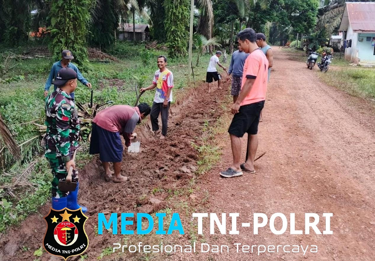 Tunjukkan Semangat Gotong Royong, Babinsa Koramil 1015-07/Parenggean Dan Warga Bersihkan Lingkungan Desa