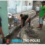 Cegah Banjir, Babinsa Ngemplak Ajak Warga Gotong Royong perbaikan Jalan dan Selokan