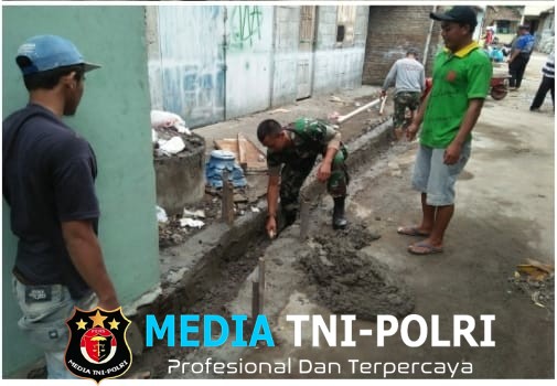 Cegah Banjir, Babinsa Ngemplak Ajak Warga Gotong Royong perbaikan Jalan dan Selokan