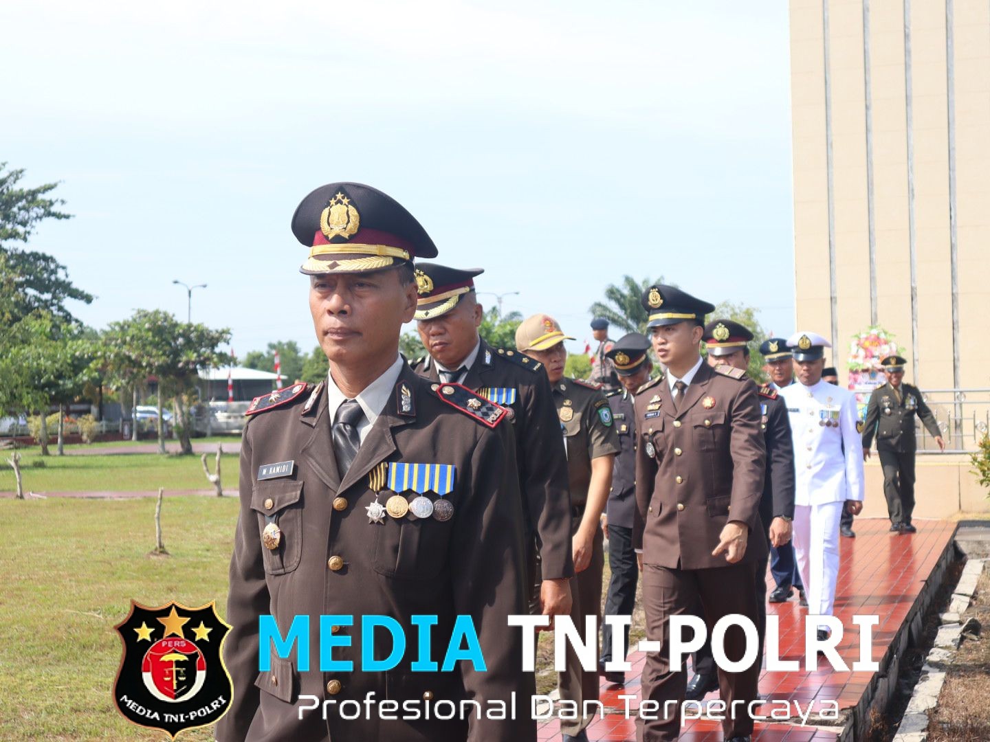 Polres Kotim Hadiri Upacara Ziarah Ke Taman Makam Pahlawan Untuk Memperingati Hari Pahlawan Ke 80