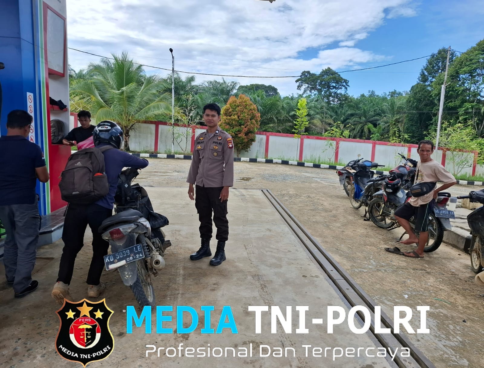 Patroli Obyek Vital, Polisi Berikan Himbauan Kepada Kepada Petugas SPBU dan Warga