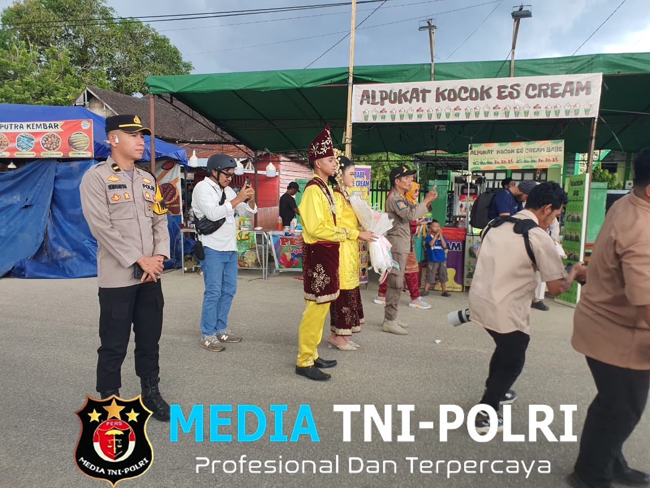 Polsek Ngabang Laksanakan Pengamanan Makan Saprahan Masal Dalam Rangka Tumpang Negeri Yang Ke – XXV